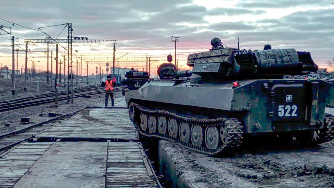 Photo of Russland sagt, es ziehe einige Truppen aus Gebieten in der Nähe der Ukraine ab, aber die Großübungen gehen weiter