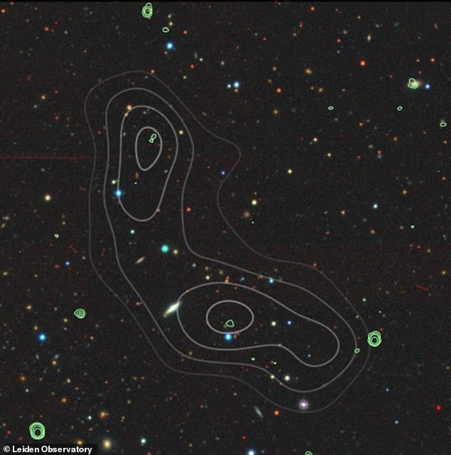 Alcyoneus (im Bild) wurde als riesige Radiogalaxie identifiziert, die eine Wirtsgalaxie enthält, zusammen mit massiven Jets und Lappen, die aus ihrem Zentrum ausbrechen