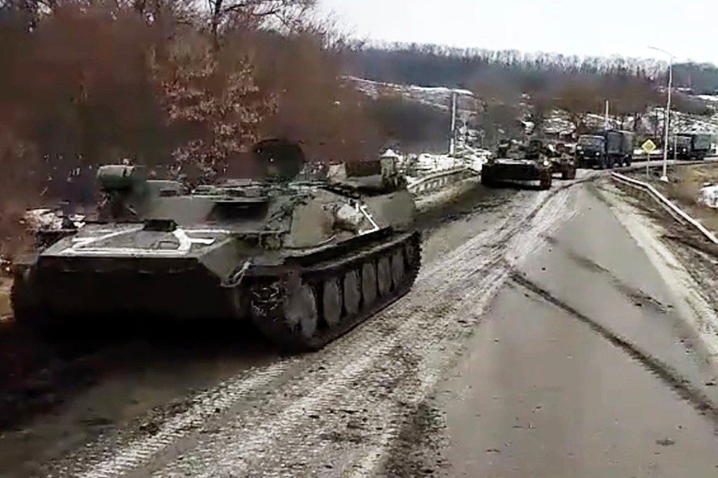 Russische Truppen bewegen sich an der Grenze zur Ukraine.