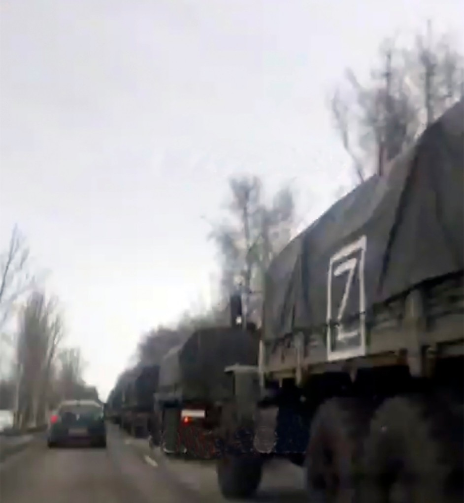 Russische Militärfahrzeuge mit a "z" an der Seite des Autos.