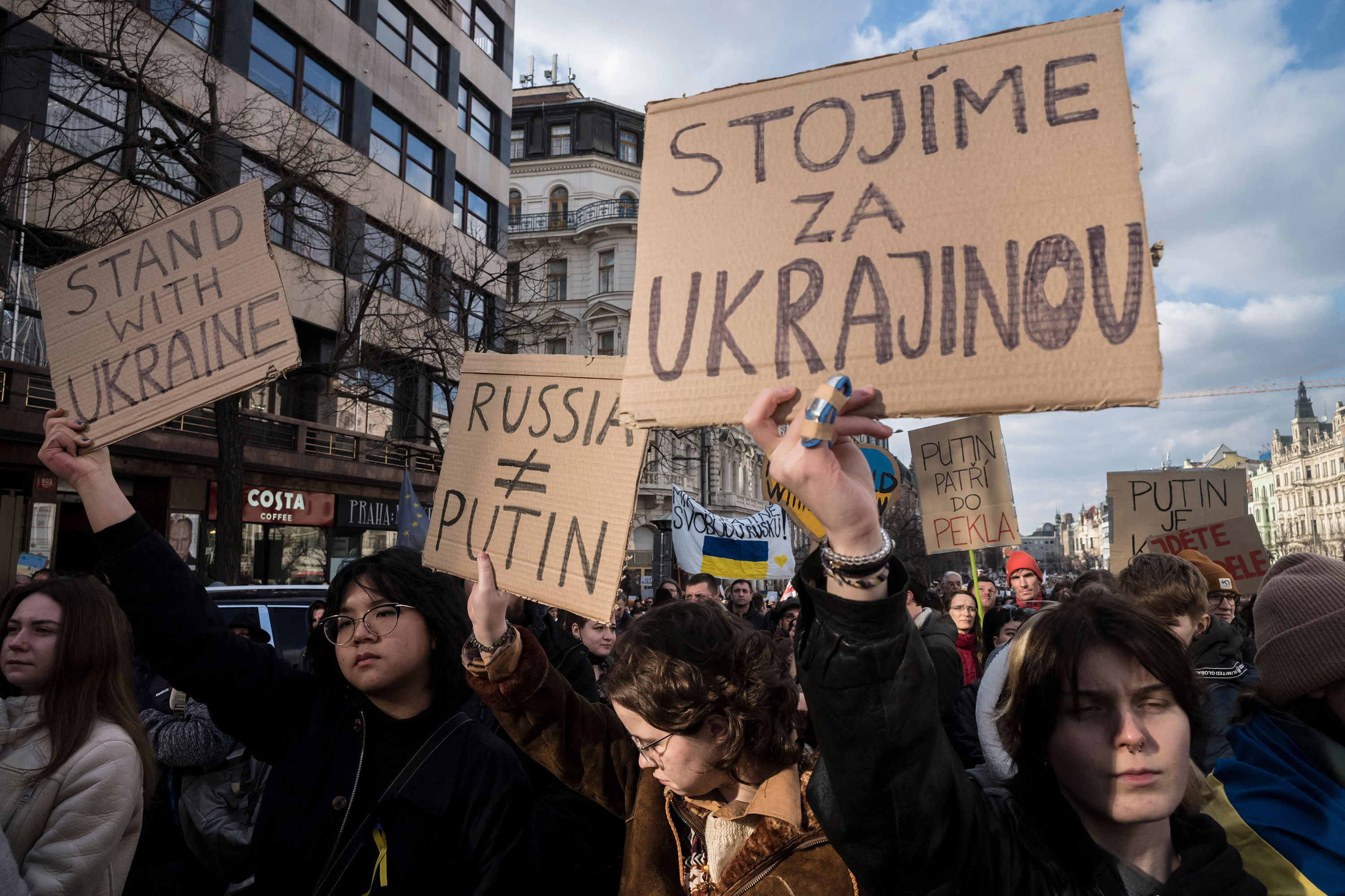 Demonstranten nehmen am 27. Februar in Prag, Tschechische Republik, an einer Demonstration gegen die russische Invasion in der Ukraine teil. 