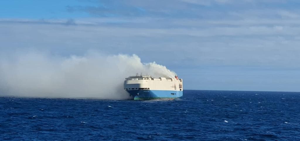 Photo of Ein brennendes Frachtschiff mit Porsche, Volkswagen, Bentley schwimmt ziellos im Atlantik