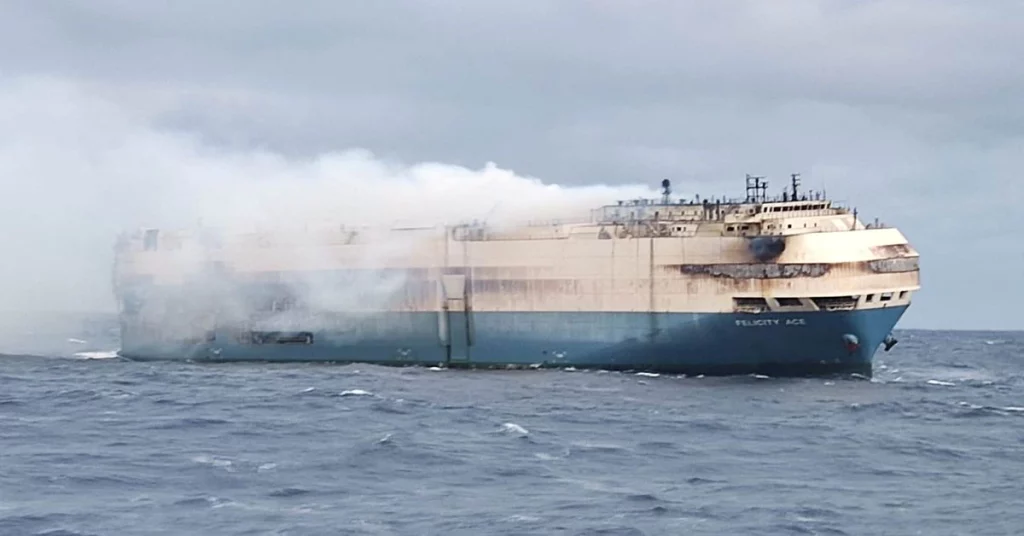 Feuerwehrleute haben Mühe, die Flammen auf einem Luxus-Motorschiff vor den Azoren zu löschen