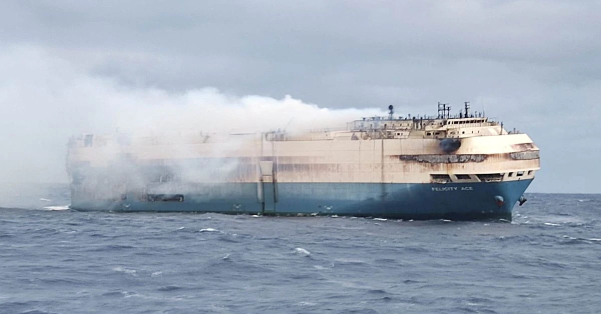 Photo of Feuerwehrleute haben Mühe, die Flammen auf einem Luxus-Motorschiff vor den Azoren zu löschen