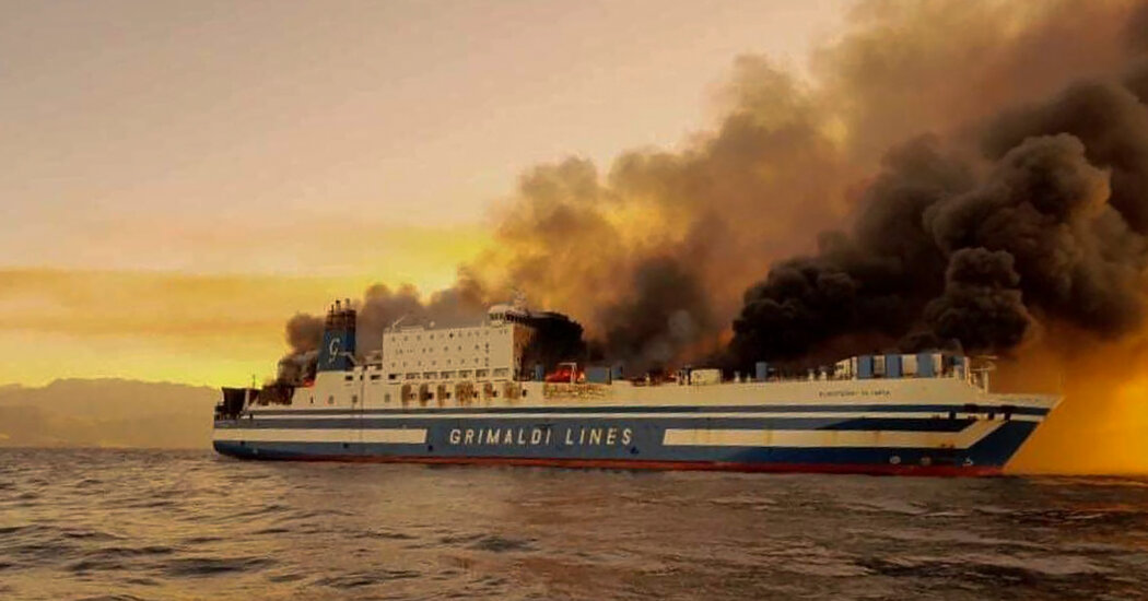 Hunderte von Menschen aus einer brennenden Fähre nahe der griechischen Insel gerettet