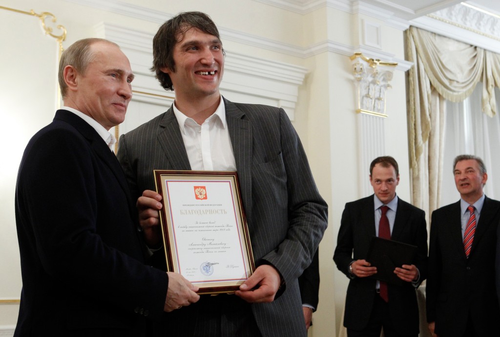 Alex Ovechkin (rechts) hat eine lange Beziehung zu Wladimir Putin (links). 