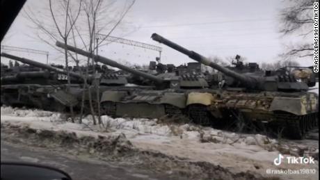 Videos zeigen russische Einheiten und Raketen, die sich der ukrainischen Grenze nähern