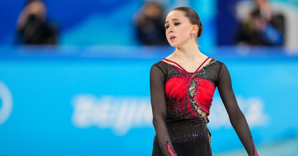 Valievas Trainer und seine russischen Teamkollegen reagieren auf das gescheiterte olympische Ende der Skaterin