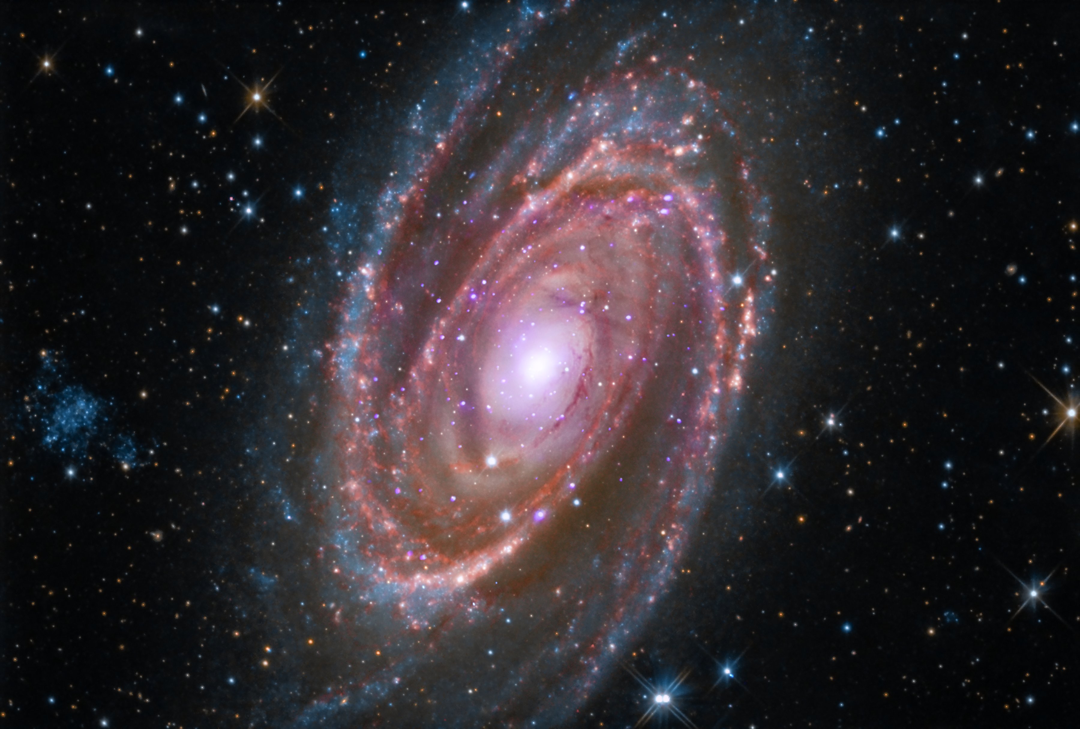 Die Spiralgalaxie M81 befindet sich etwa 12 Millionen Lichtjahre von der Erde entfernt.