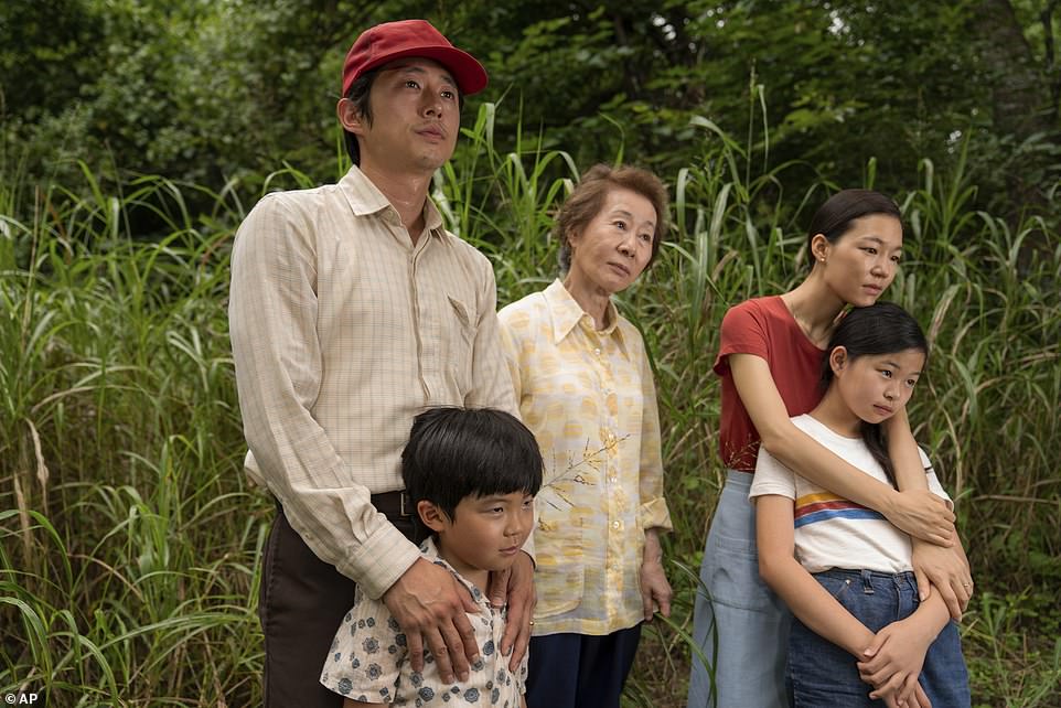 American Breakup: Young spielt in Minari die Hauptrolle als Mutter eines koreanischen Einwanderers, der davon träumt, eine eigene Farm zu gründen, nachdem er nach seinem Umzug in die USA gezwungen war, in schlecht bezahlten Farmjobs zu arbeiten