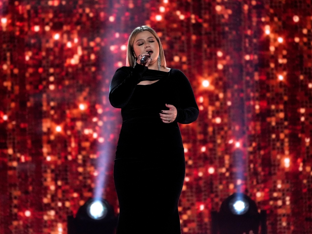 Photo of Kelly Clarkson tritt bei den ACM Awards 2022 emotional auf – SheKnows