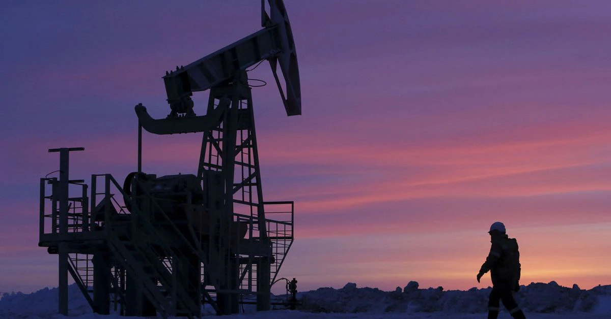 Photo of Öl fiel um 5 % aufgrund von Spekulationen, dass das Ölembargo zwischen den USA und Russland den Angebotsschock nicht verstärken wird