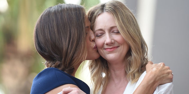 Jennifer Garner, links, küsst ihre Schauspielkollegin Judy Greer, als Garner am 20. August 2018 in Hollywood, Kalifornien, einen Stern auf dem Hollywood 0 Walk of Fame erhält.