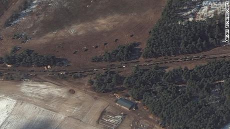 In Berestyanka – 10 Meilen westlich des Luftwaffenstützpunkts – wurden eine Reihe von Tankwagen gesehen, und was Maxar sagt, waren anscheinend mehrere Raketenwerfer, die auf einem Feld in der Nähe der Bäume positioniert waren.