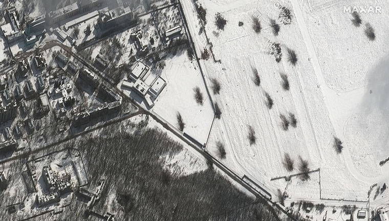 Artillerie-Einschlagskrater in der Nähe eines Wohngebiets in Charkiw, Ukraine.
