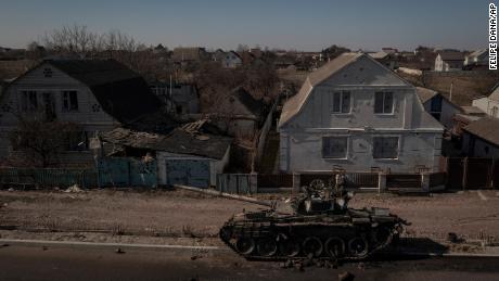 Ein zerstörter Panzer steht in einer Straße nach Kämpfen zwischen ukrainischen und russischen Streitkräften auf einer Hauptstraße in der Nähe von Browary, nördlich von Kiew, Ukraine, Donnerstag, 10. März 2022.