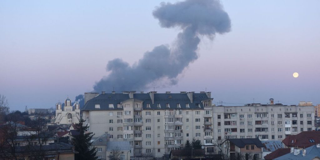 Überlebende aus einem von einem russischen Luftangriff getroffenen ukrainischen Kriegsschauplatz gerettet