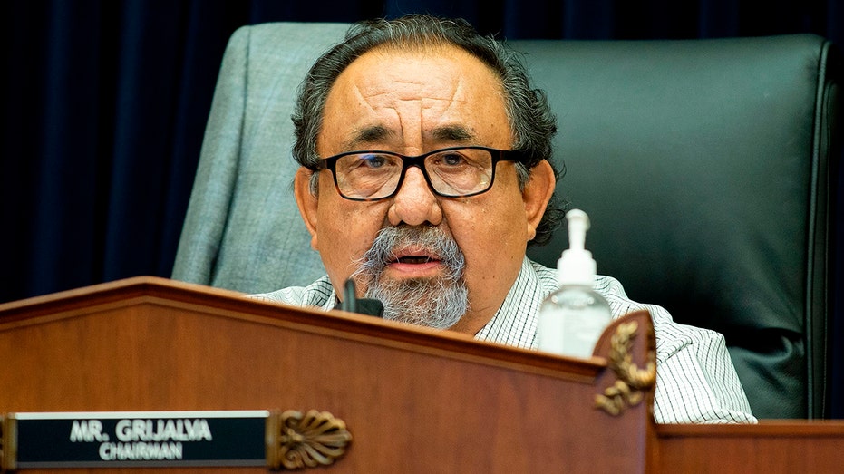 Der Vorsitzende des Ausschusses für natürliche Ressourcen des Repräsentantenhauses, Raul Grijalva, R-Arizona, hält eine Abschlusserklärung während der Anhörung des Ausschusses für natürliche Ressourcen des Repräsentantenhauses auf dem Capitol Hill in Washington, D.C., am 29. Juni 2020 (Foto von Bonnie Cash/Paul/AFP über Getty Images)