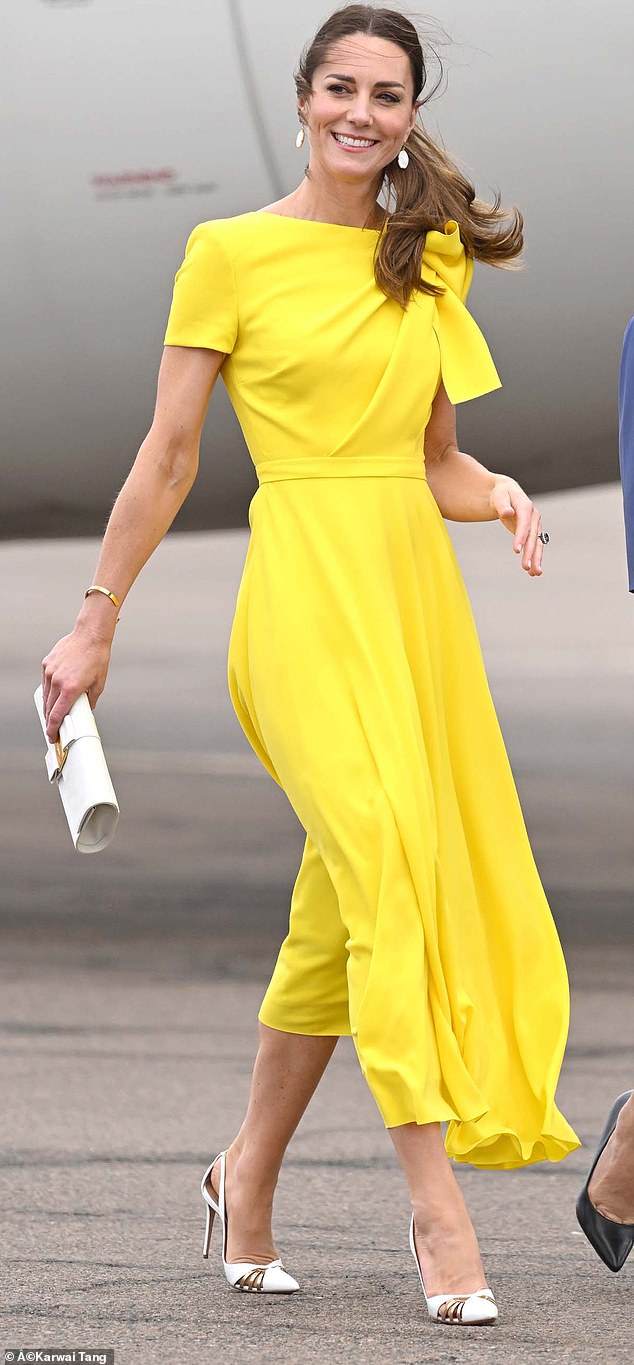 Kate (im Bild), 40, trug ein maßgeschneidertes Roksanda-Kleid mit gelber jamaikanischer Flagge, als sie zusammen mit dem Herzog von Cambridge, 39, im Land landete
