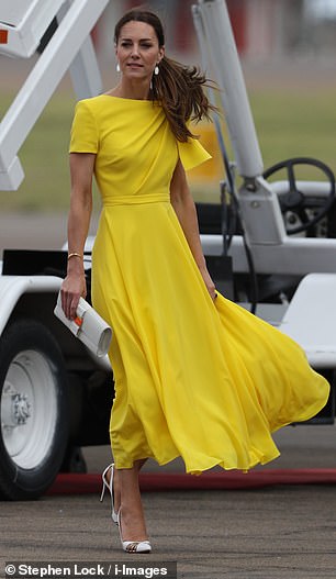 Kate sah bei ihrer Ankunft am Norman Manley International Airport in Kingston in einem maßgeschneiderten gelben Roksanda-Kleid mit der jamaikanischen Flagge umwerfend aus.
