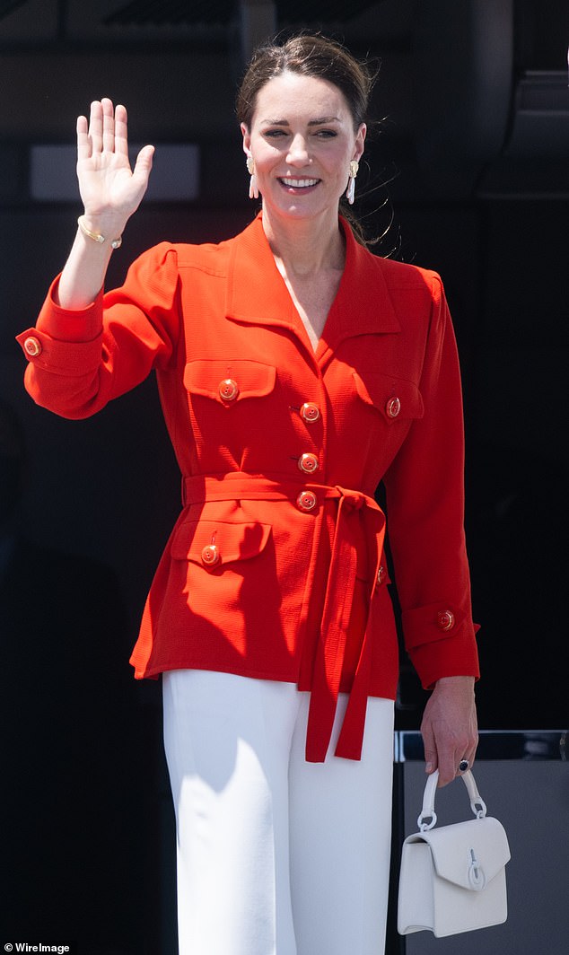 Als sie heute von Belize nach Jamaika flog, trugen die Royals eine rote Vintage-Jacke von Yves Saint Laurent (im Bild), die sie während ihres Studiums an der University of St. Andrews gekauft hatte, wo sie vor zwei Jahrzehnten Prinz William kennenlernte.