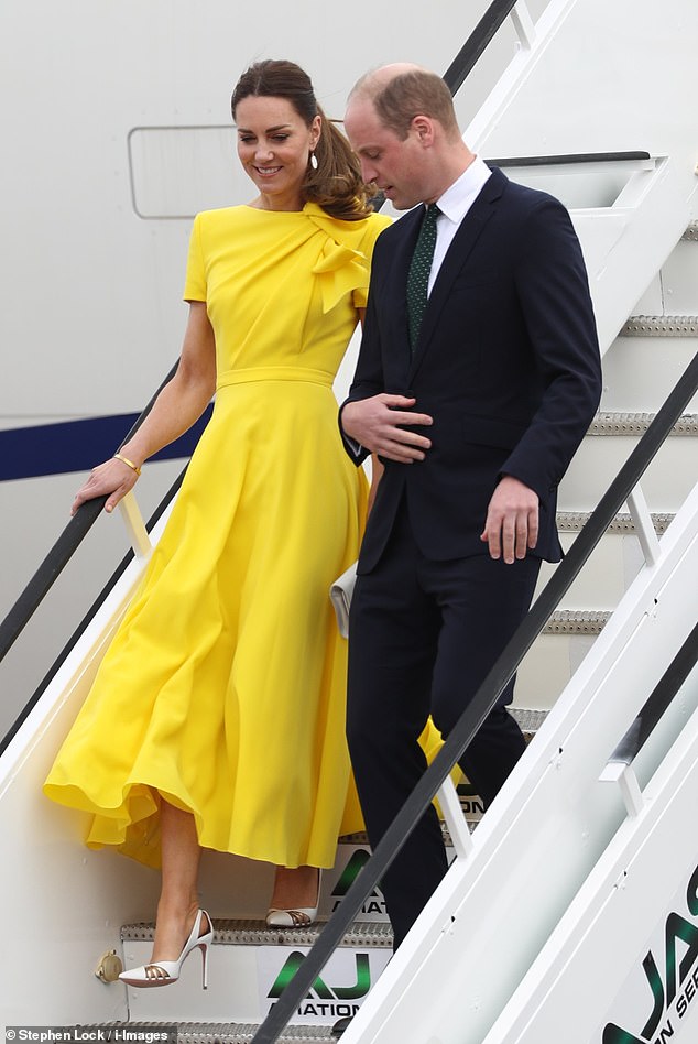Der Herzog und die Herzogin von Cambridge treffen heute in Jamaika ein.  Kates Version des maßgeschneiderten Kleides ist mit kurzen Ärmeln gestaltet, aber das Kleid ist ohne Ärmel erhältlich