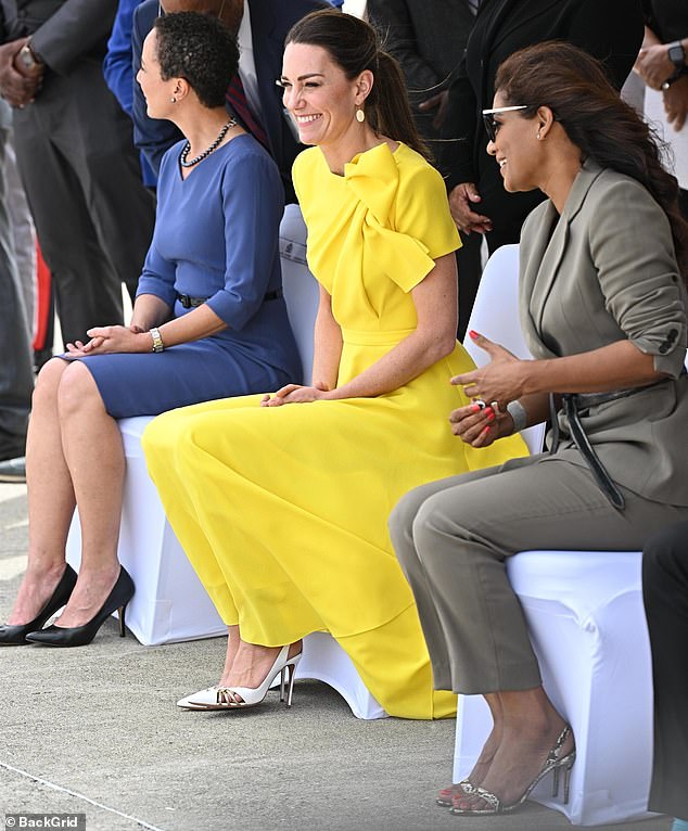 Kate grinste, als sie und William am vierten Tag ihrer königlichen Tour am Norman Manley International Airport in Kingston, Jamaika, ankamen.
