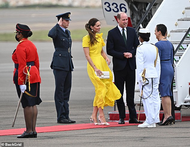 Kate und William werden begrüßt, als sie bei der Ankunft am Norman Manley International Airport in Kingston, Jamaika, aus dem Flugzeug steigen