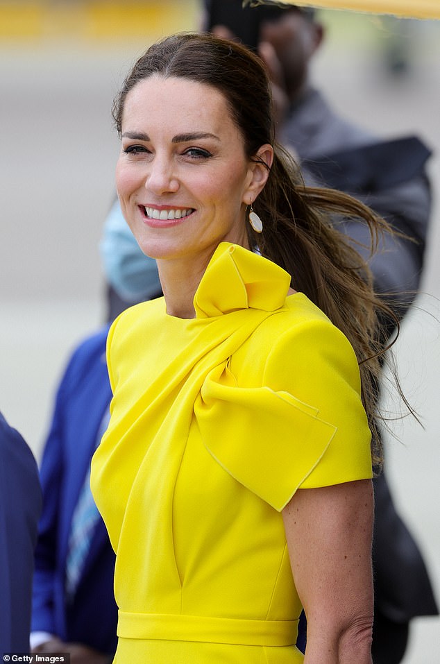 Photo of Kate Middleton blendet in einem maßgeschneiderten Roxanda-Kleid, als sie in Jamaika ankommt