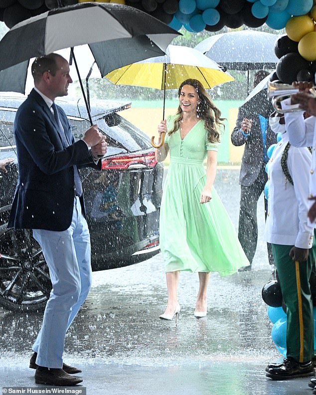 Prinz William wurde von Kate Middleton, 40, bei ihrer Ankunft an der Sybil Strachan Primary School in Nassau begleitet, wo sie sich einer Klasse anschlossen, um Schüler und Mitarbeiter zu treffen.