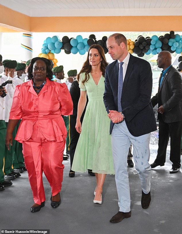 Das Paar wird auch am Morgentreffen der Schule teilnehmen, bei dem Kinder aus Schulen auf den Bahamas die Hand ausstrecken, um den Herzog und die Herzogin zu treffen.