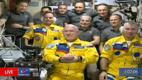Russische Kosmonauten regen Spekulationen an, nachdem sie in den Farben der Ukraine auf der Internationalen Raumstation angekommen sind
