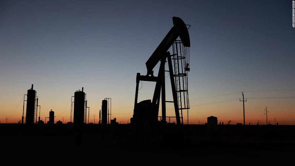 US-Öl fällt kurzzeitig unter 100 Dollar, nachdem Russland angekündigt hat, seinen Angriff auf Kiew deutlich zu reduzieren