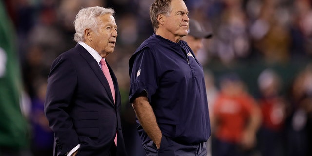 Robert Kraft, Eigentümer der New England Patriots, links, spricht mit Trainer Bill Belichick, während sich ihr Team auf ein NFL-Fußballspiel gegen die New York Jets in East Rutherford, New Jersey, am 21. Oktober 2019 vorbereitet, Aktenfoto.