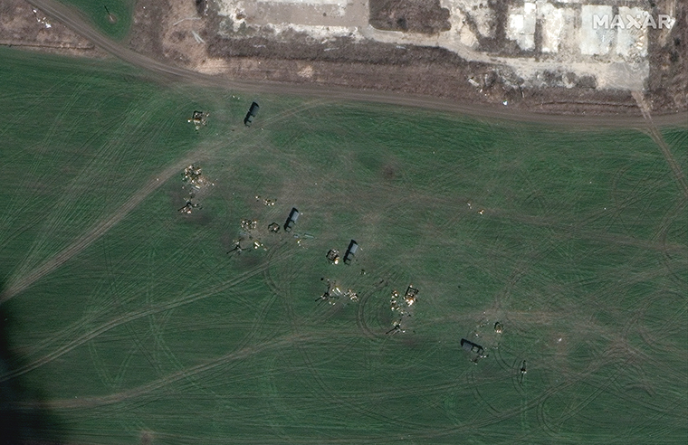Die abgeschleppten Artilleriestellungen wurden nordöstlich von Mariupol gesehen.