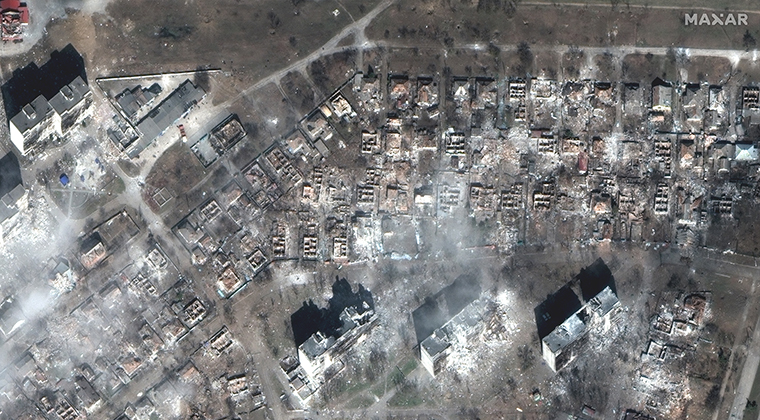 Jedes Haus, das zwei separate Wohnungskomplexe in Ost-Mariupol umgibt, wurde zerstört. 