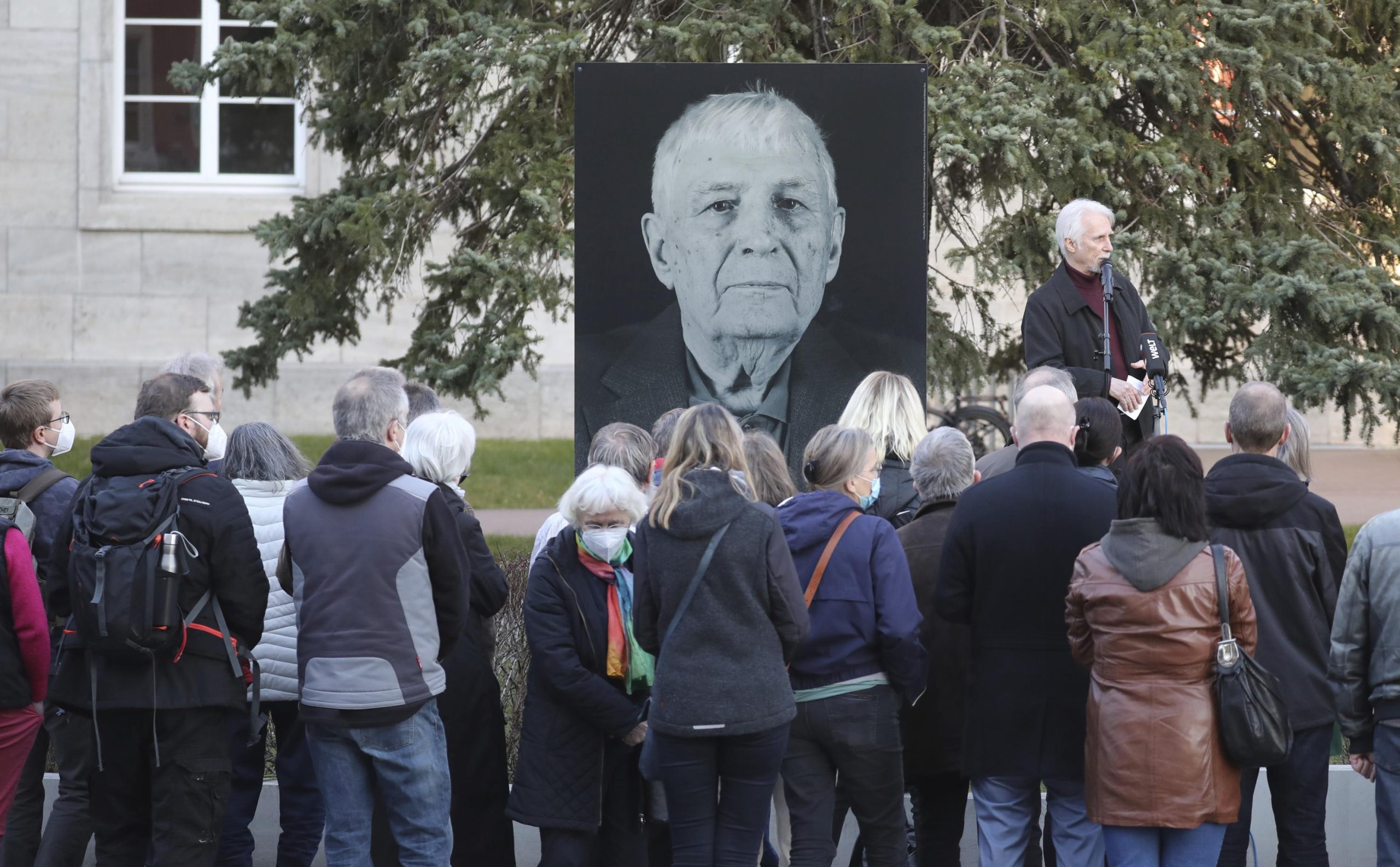 Photo of Deutschland ehrt einen Überlebenden von Nazi-Lagern, 96 Tote in der Ukraine