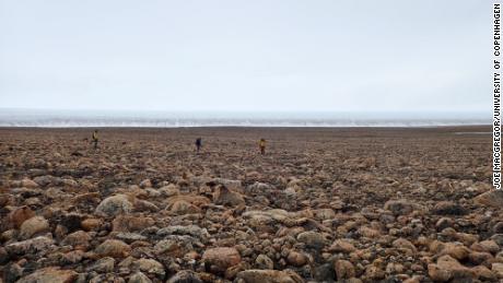 Forscher sammelten Sand- und Gesteinsproben auf Grönland, um festzustellen, wann der Meteorit einschlug. 