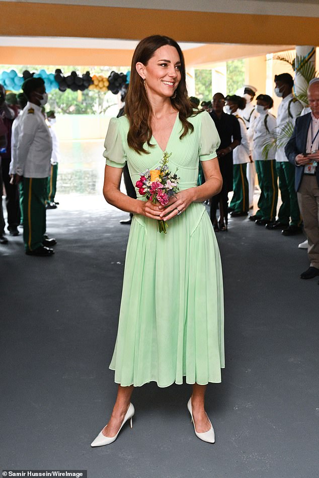 Die Herzogin von Cambridge machte eine elegante Figur, als sie sich für ein pastellgrünes Kleid im Wert von 350 £ entschied, als sie zu ihrem ersten Engagement auf den Bahamas ankam