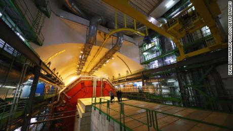 Ein Überblick über die Höhle und den Detektor ALICE (Large Ion Collider Experiment) am CERN, dem weltweit größten Labor für Teilchenphysik in Meren, Schweiz.  Russische Wissenschaftler wurden von der Arbeit am CERN suspendiert. 