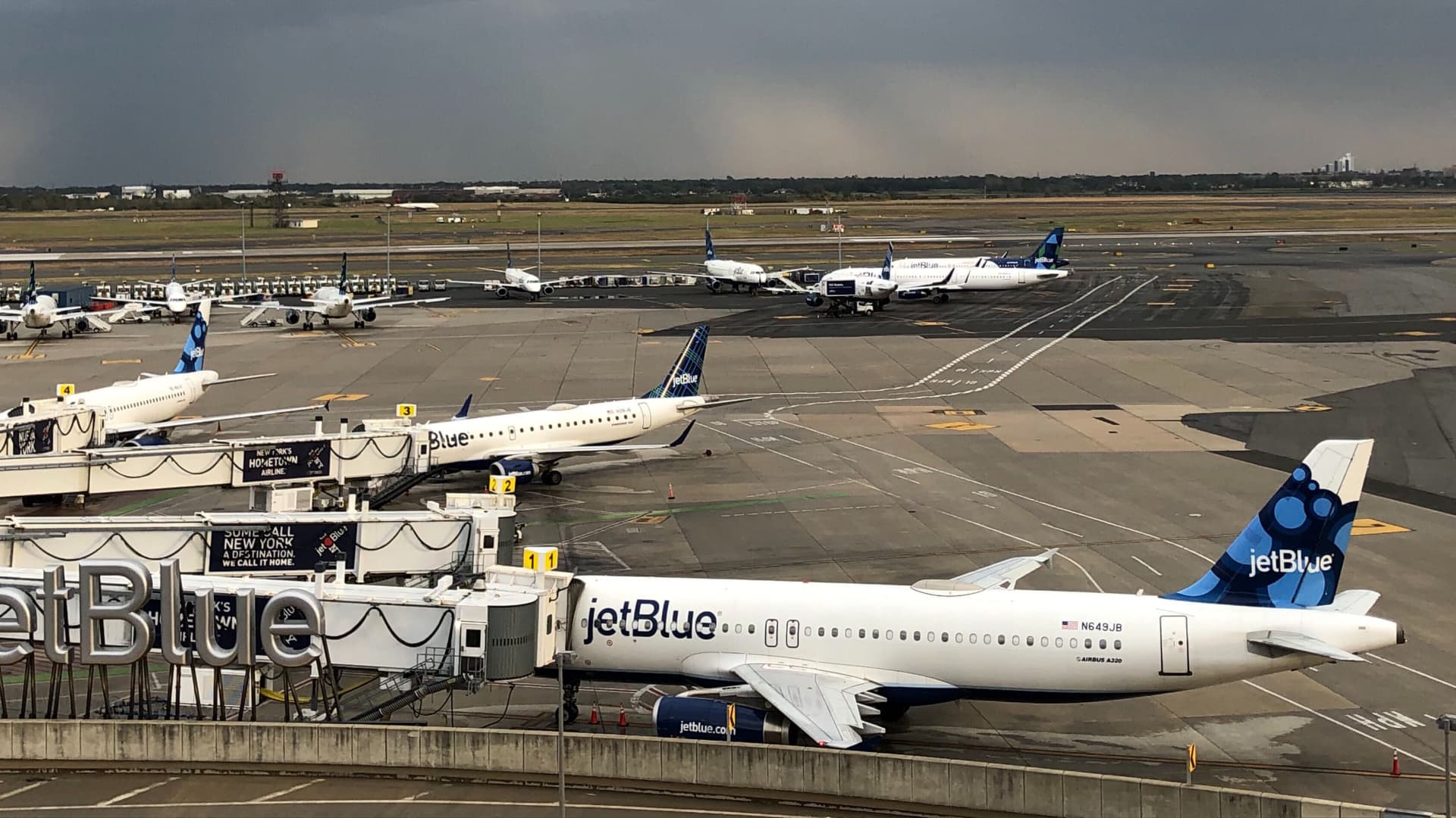 Photo of JetBlue fordert die Flugbegleiter dringend auf, Aufträge anzunehmen, da es darum geht, 700 Mitarbeiter einzustellen