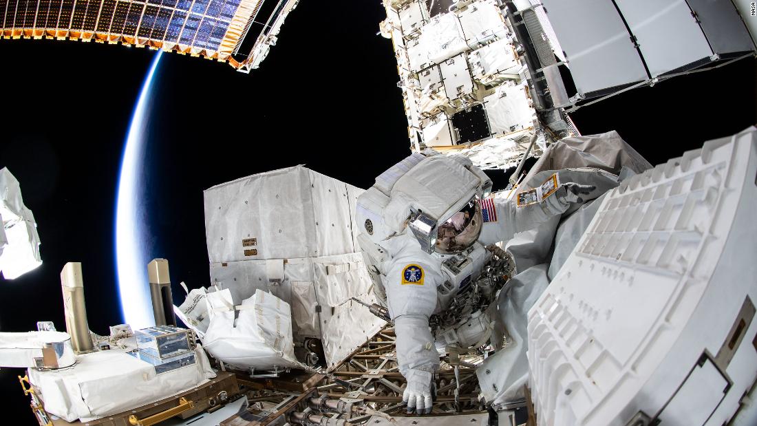 Photo of NASA-Astronauten unternehmen Weltraumspaziergänge, um die Stromversorgung der Raumstation zu verbessern