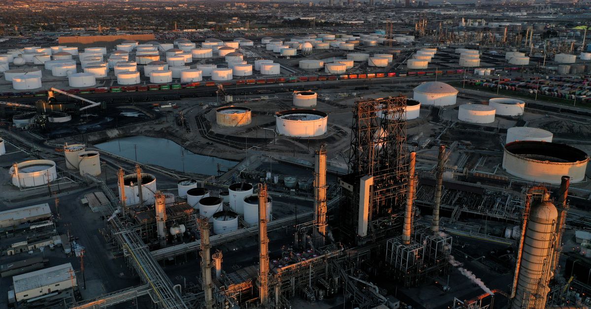 Photo of Öl springt in die Höhe, als die EU das russische Embargo verhängt und die saudische Raffinerieproduktion einbricht