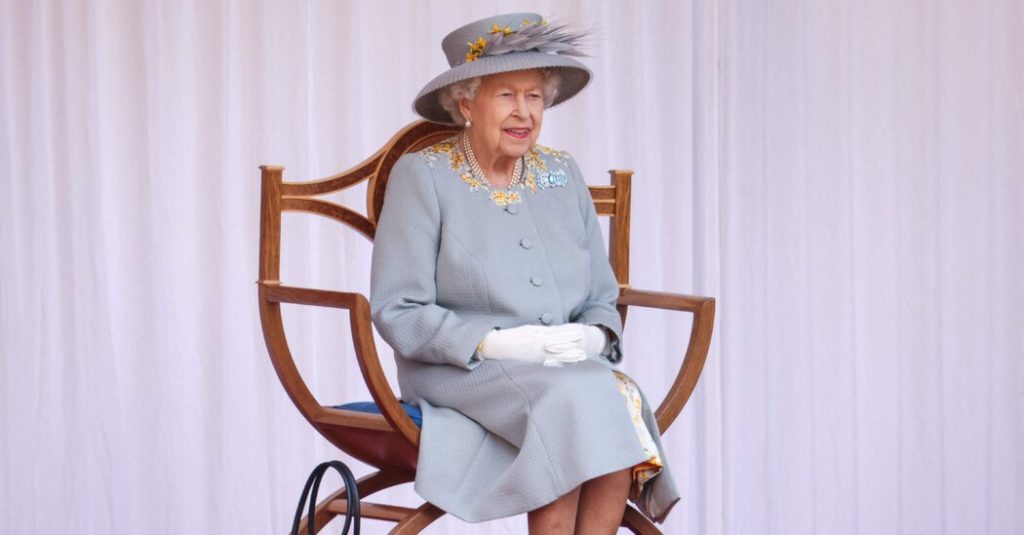 Queen Elizabeth nimmt nach dem Schrecken des Coronavirus ihre Arbeit wieder auf