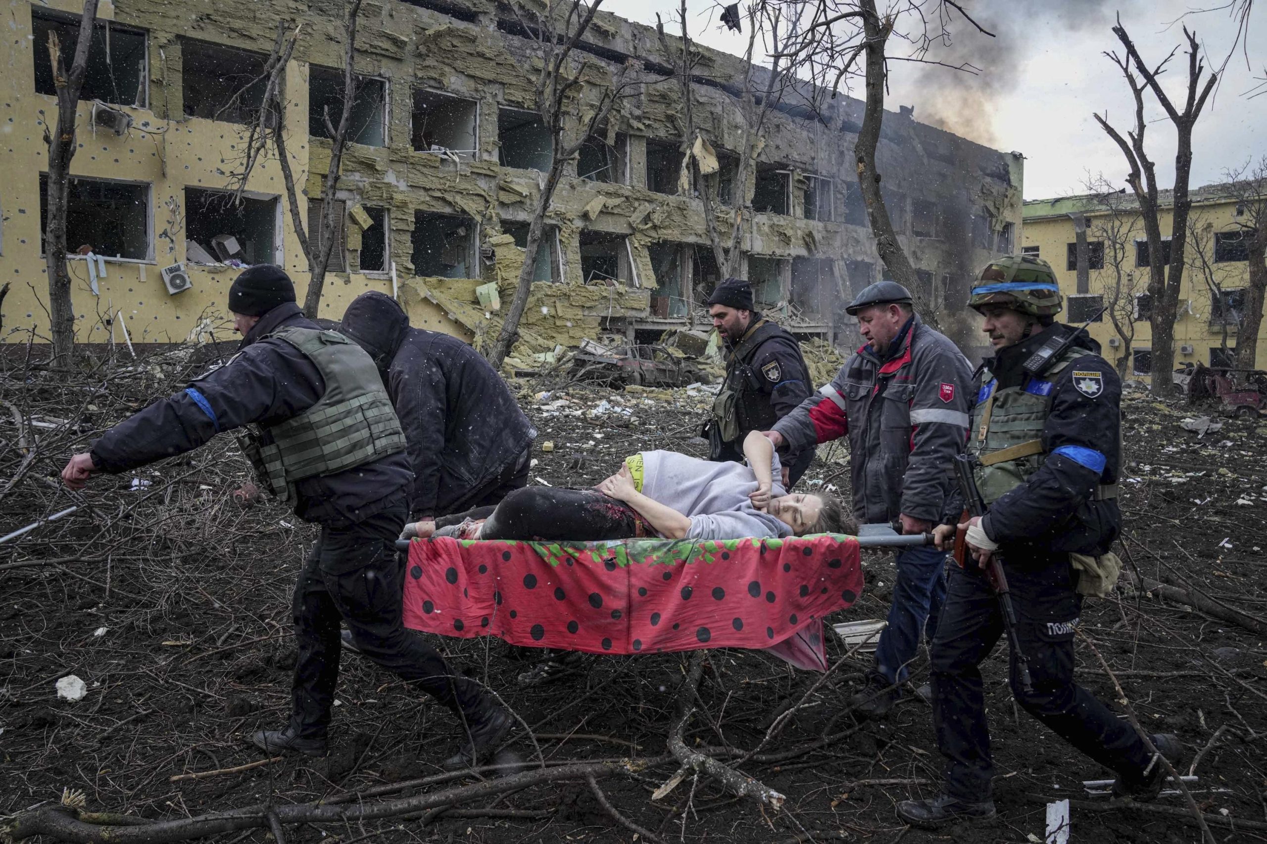 Photo of Schwangere Frau, Säugling stirbt, nachdem Russland eine Entbindungsstation bombardiert hat
