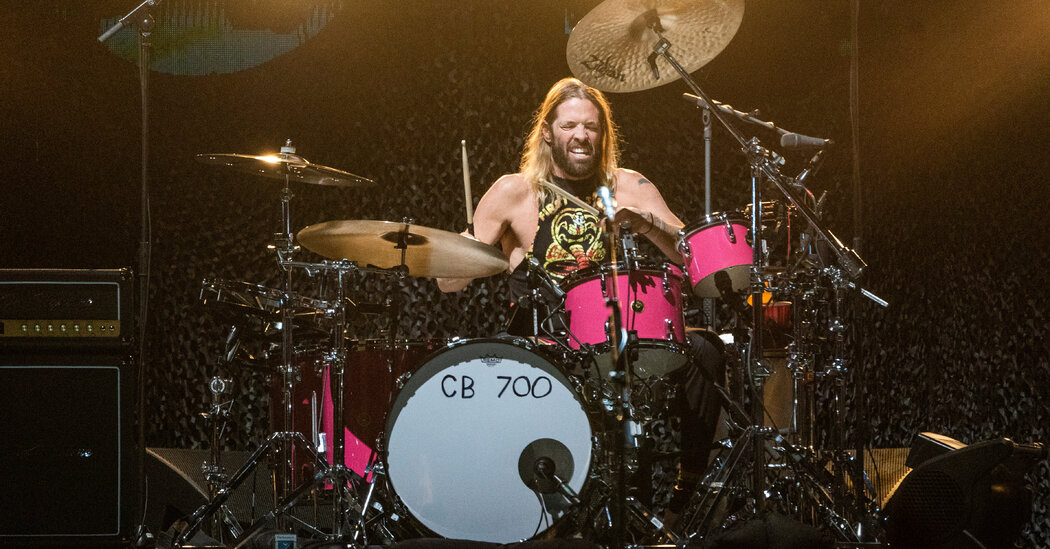 Photo of Taylor Hawkins, Schlagzeuger von Foo Fighters, stirbt im Alter von 50 Jahren