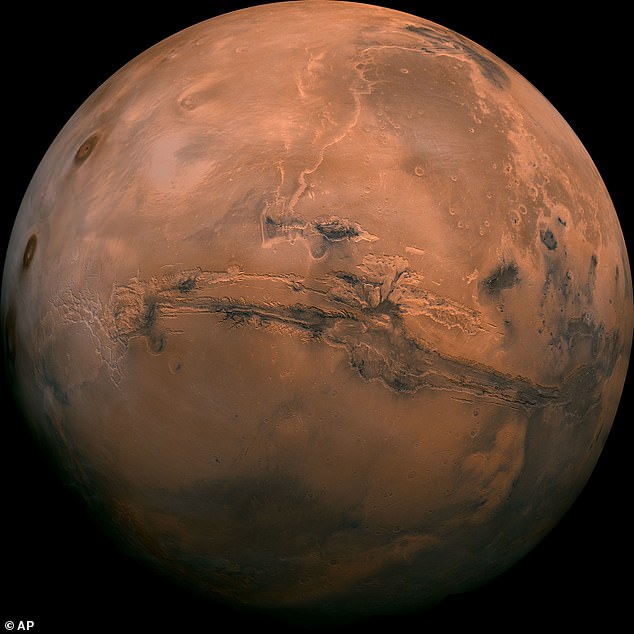 Seit ihrer Ankunft im November 2018 hat die InSight-Sonde mit mehreren Missionen zusammengearbeitet, die den Mars umkreisen und die Oberfläche des Planeten durchstreifen: einschließlich des Curiosity-Rover