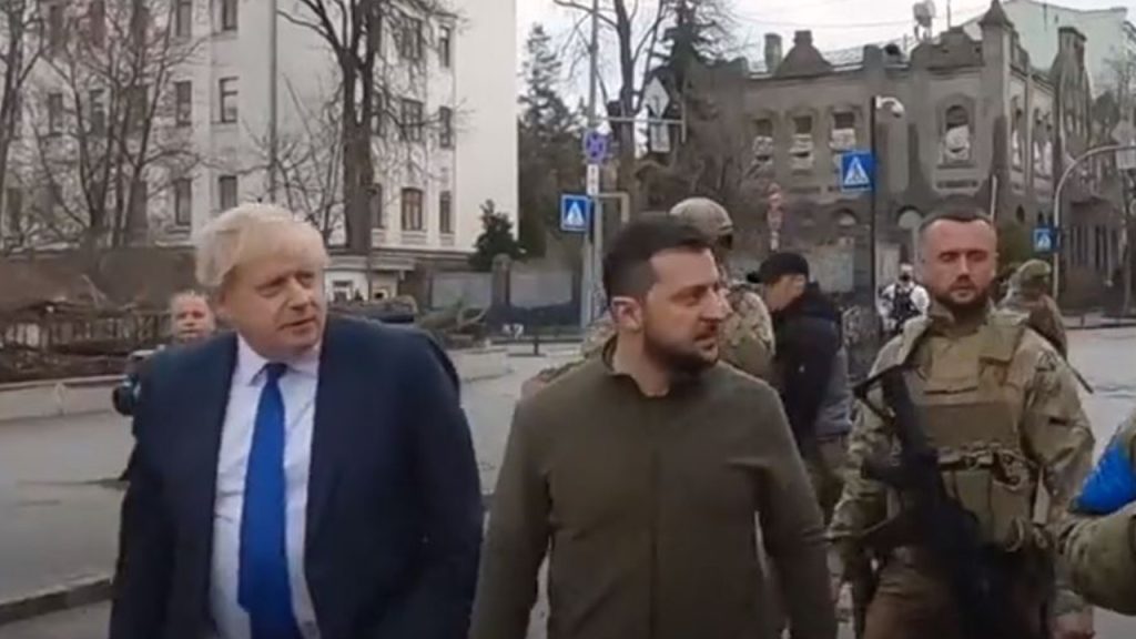 Der Brite Boris Johnson und der Ukrainer Selenskyj laufen trotzig durch die Straßen von Kiew