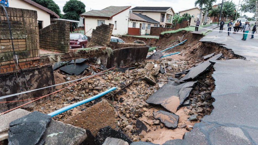 Überschwemmungen in Südafrika töten 59 Menschen und bevölkern Straßen