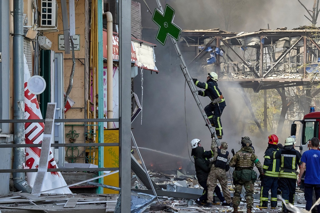 Ukrainische Feuerwehrleute bei der Arbeit nach einem russischen Bombenanschlag.